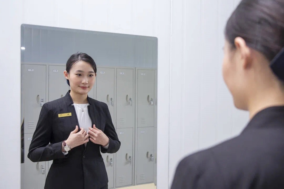 服务人员上班前按酒店规定整理仪容仪表,精神饱满